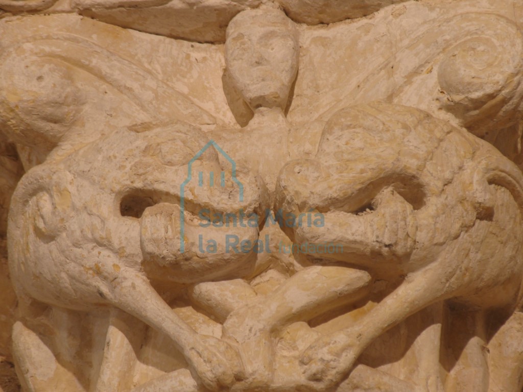 Detalle del capitel izquierdo del arco triunfal. Daniel en el foso de los leones.