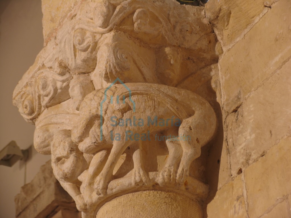 Capitel izquierdo del arco triunfal. Daniel en el pozo de los leones