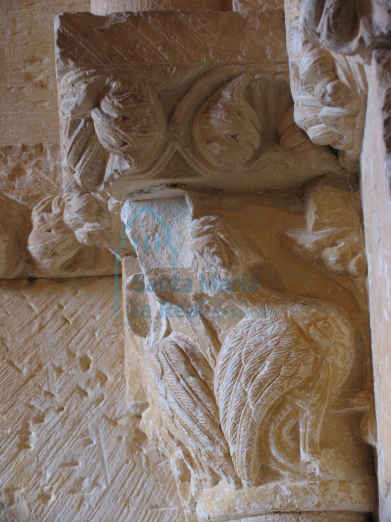Detalle de una arpía con cabeza masculina en el capitel interior del lado izquierdo de la portada meridional