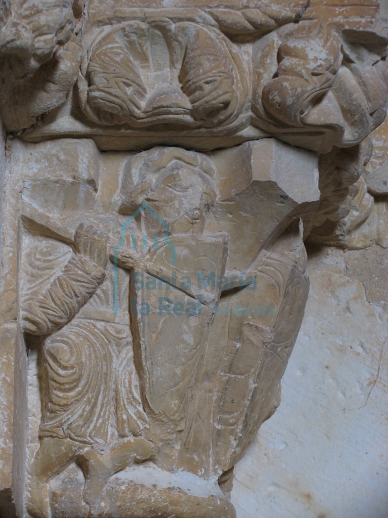 Detalle del capitel exterior izquierdo de la portada meridional. guerrero luchando