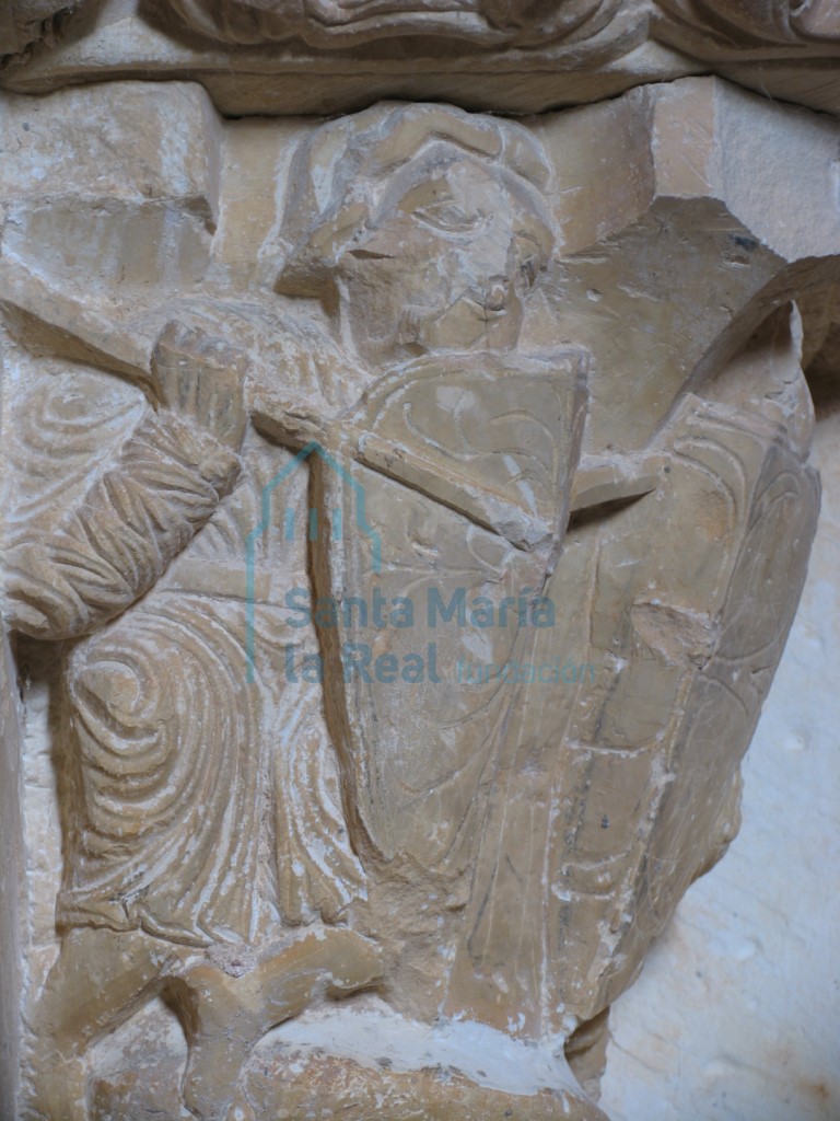 Detalle del capitel exterior izquierdo de la portada meridional. guerrero luchando
