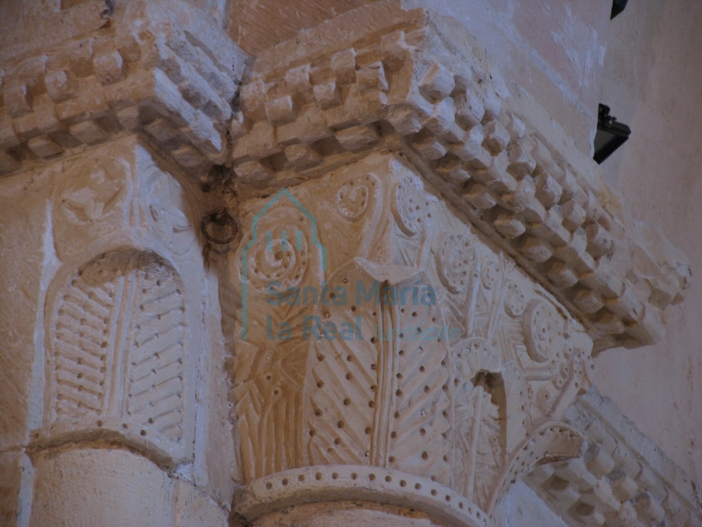 Detalle del capitel del a rco triunfal, y del capitel de la semicolumna adosada a la esquina de la pilastras. Imposta taqueada