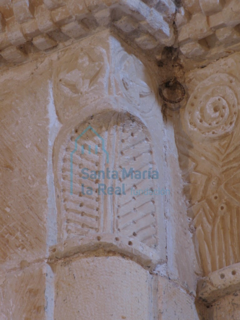 Detalle del capitel de la semicolumna en la jamba del arco triunfal, con cimacio de tetrápelas