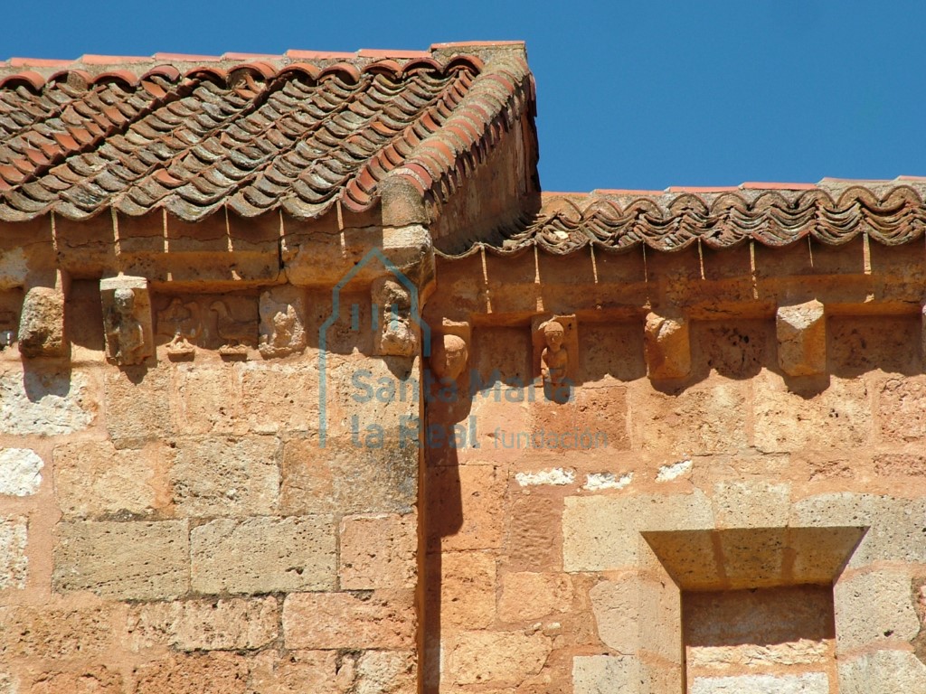 Canecillos de la fachada meridional