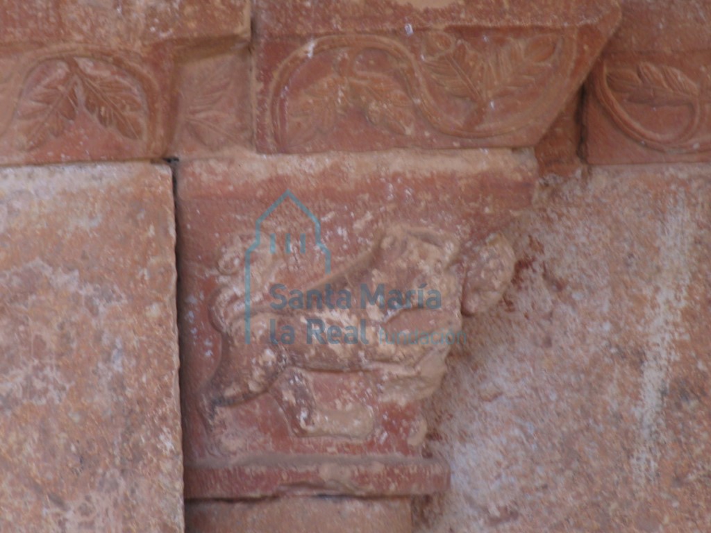 Capitel con dos leones enfrentados en la portada