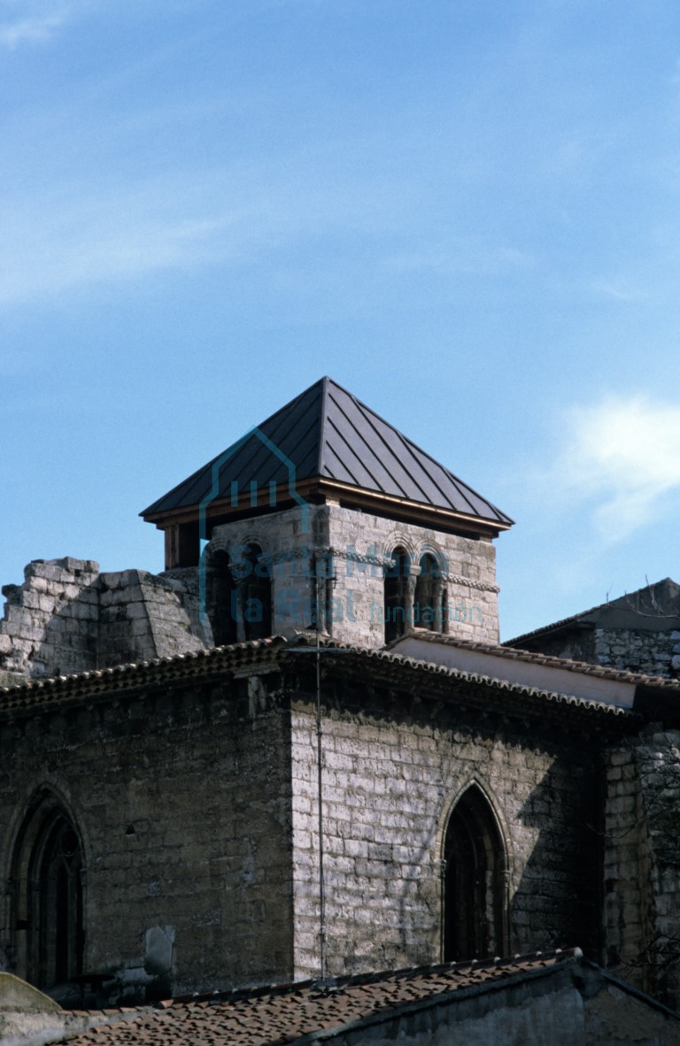 Vista de la torre y la capilla desde la plaza de la iglesia de Santa María de la Antigua