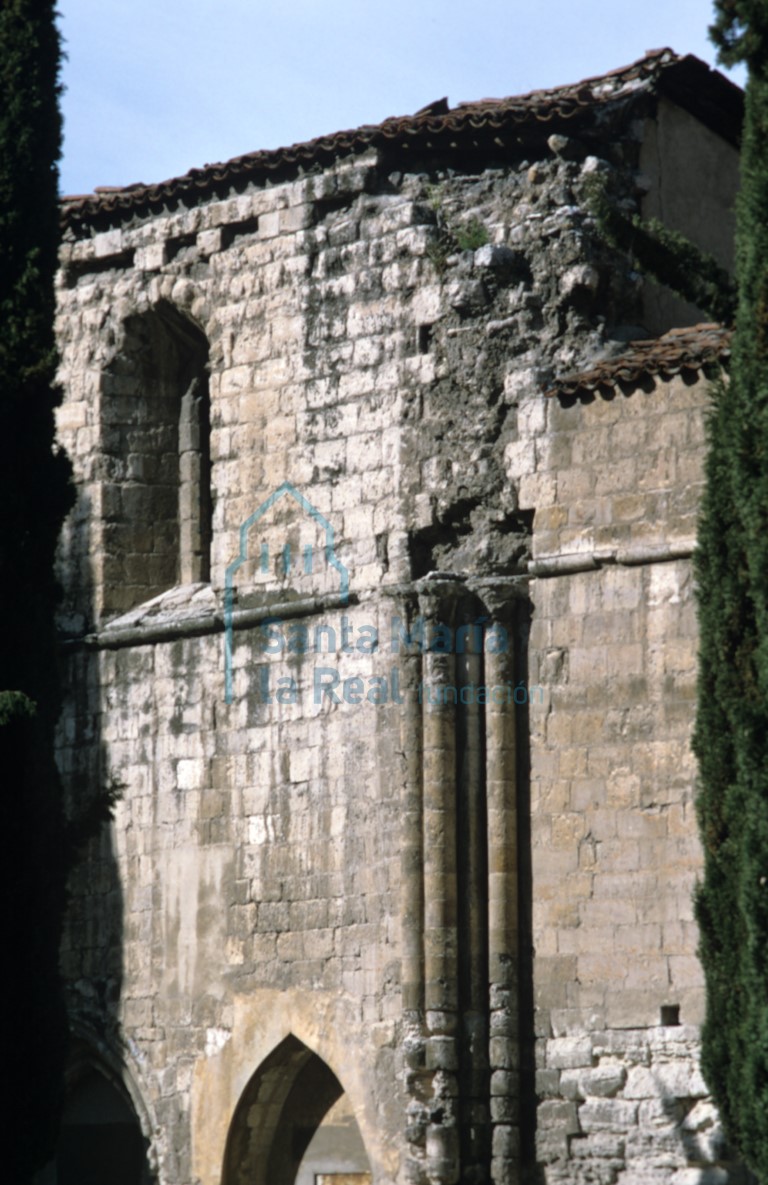 Columnas y vanos del interior del muro sur de la nave