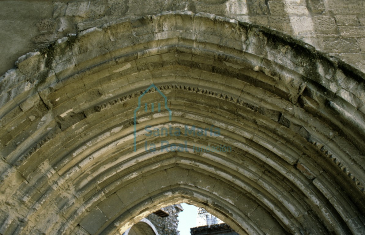 Detalle de las arquivoltas de la portada sur, antes de la restauración de 1998