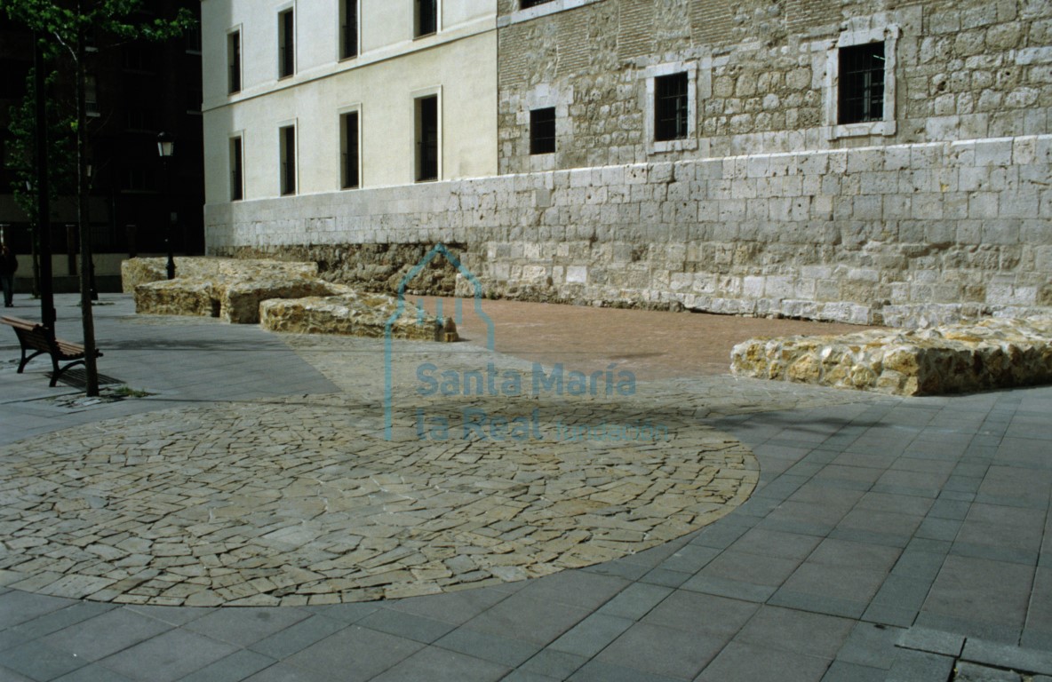 Restos de la muralla del alcazarejo junto al monasterio de San Benito el Real