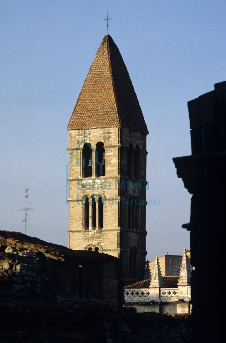 Vista de la torre desde la Catedral de Nuestra Señora de la Asunción