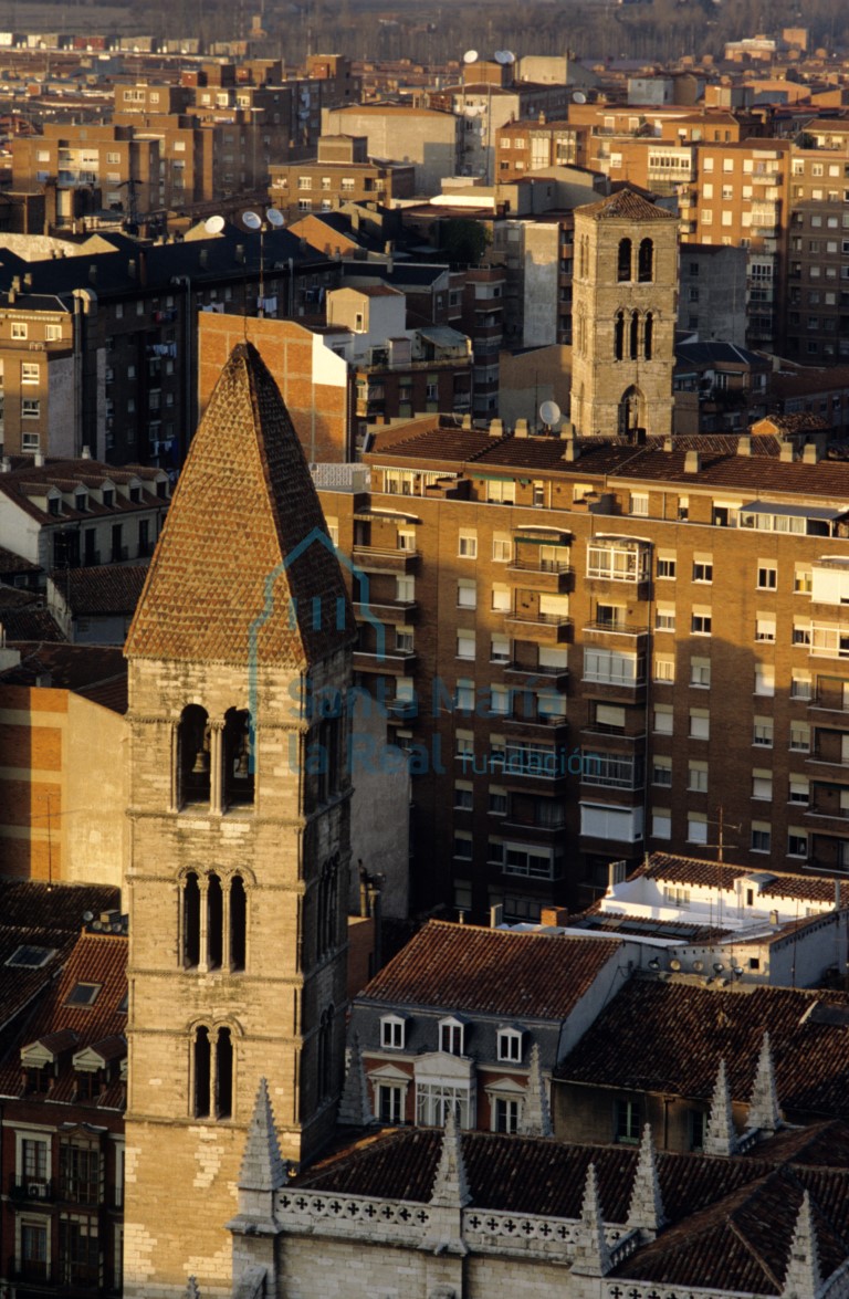 Vista de la torre desde la torre de la Catedral de Nuestra Señora de la Asunción y al fondo la torre de la iglesia de San Martín