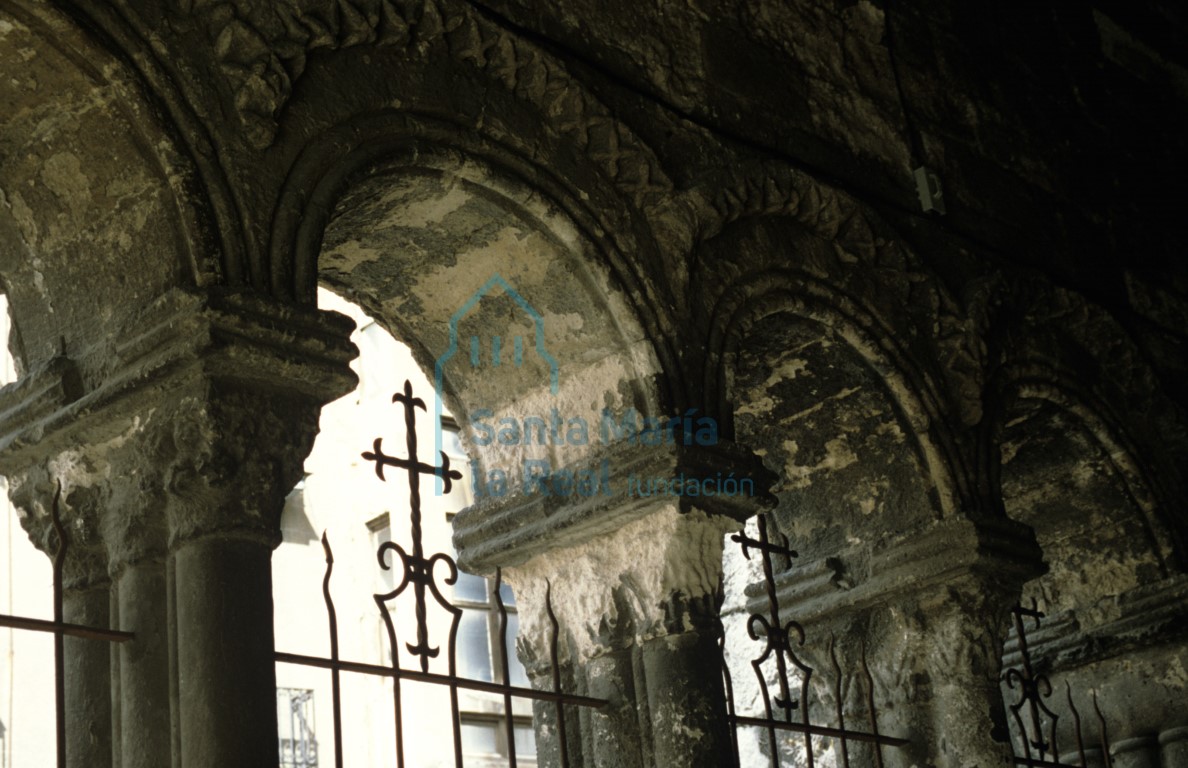 Detalle de la arquería del pórtico
