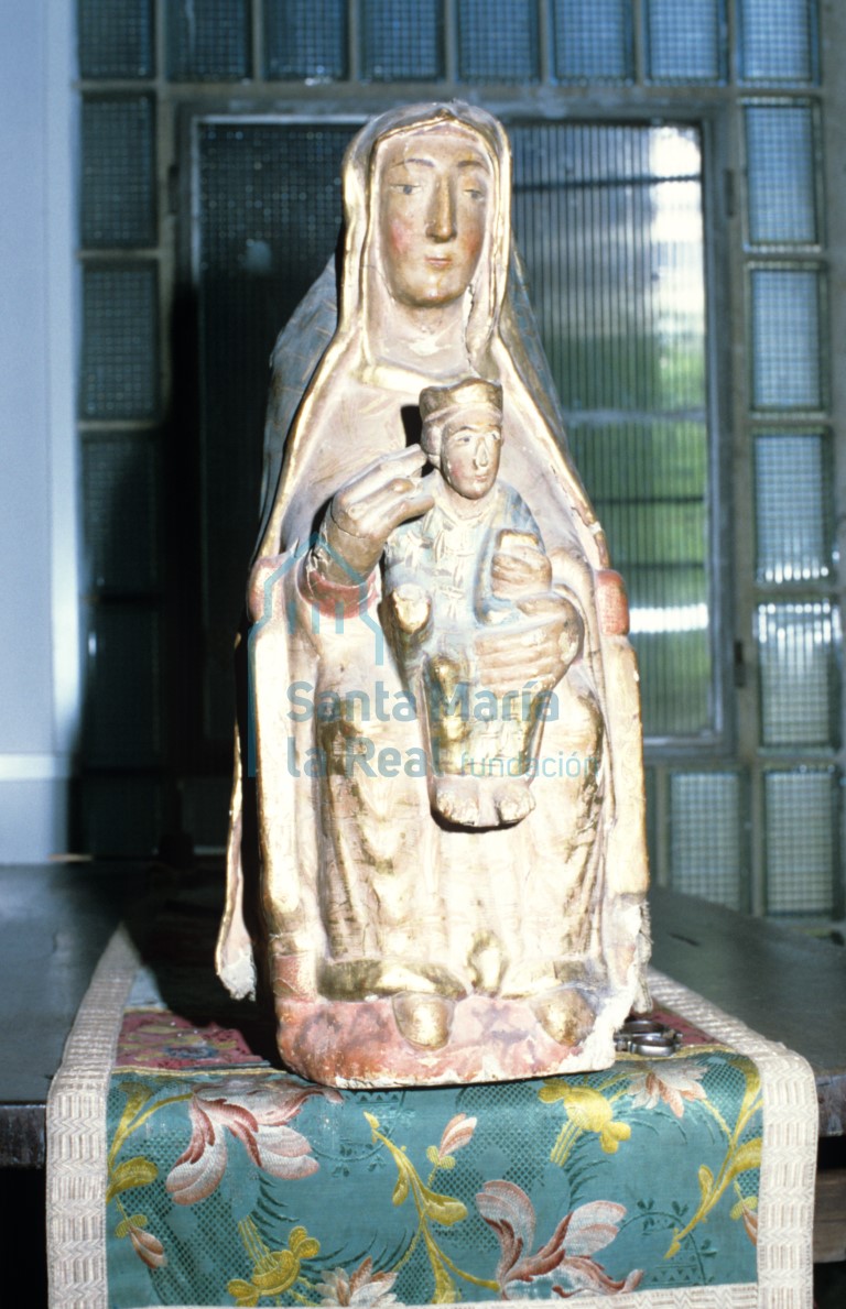 Virgen con el Niño: la Virgen rodea el cuerpo del Niño con las manos en actitud protectora. Virgen sustentante. En el Museo Diocesano y Catedralicio