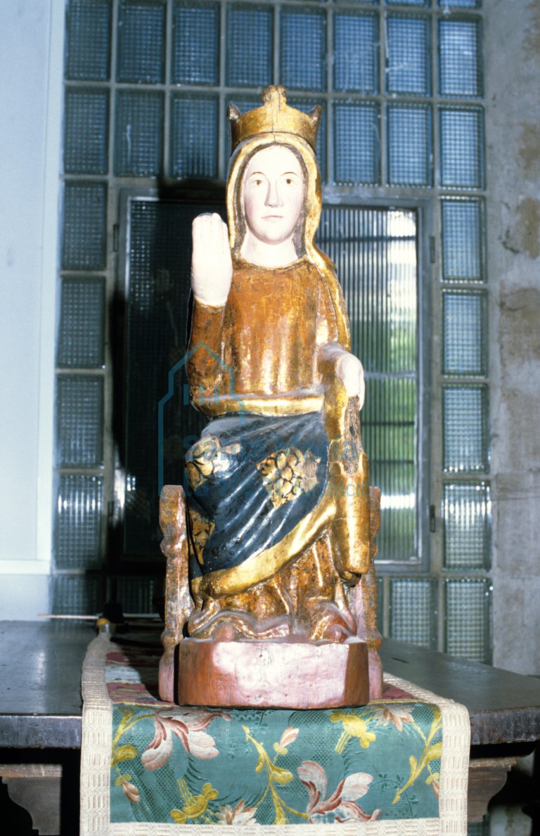 Escultura de Virgen sedente