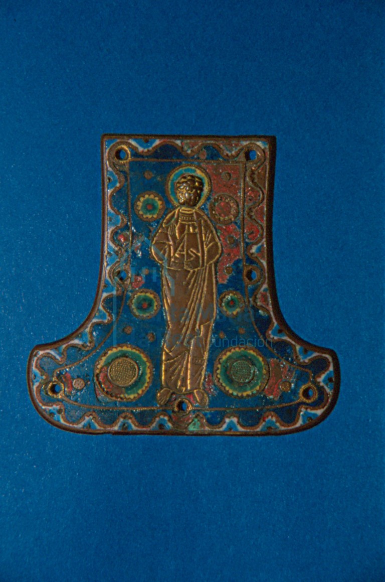 Placa de cobre que decoraba la parte baja del travesaño vertical de una cruz procesional: cuerpo grabado y cabeza en relieve probablemente del evangelista San Mateo