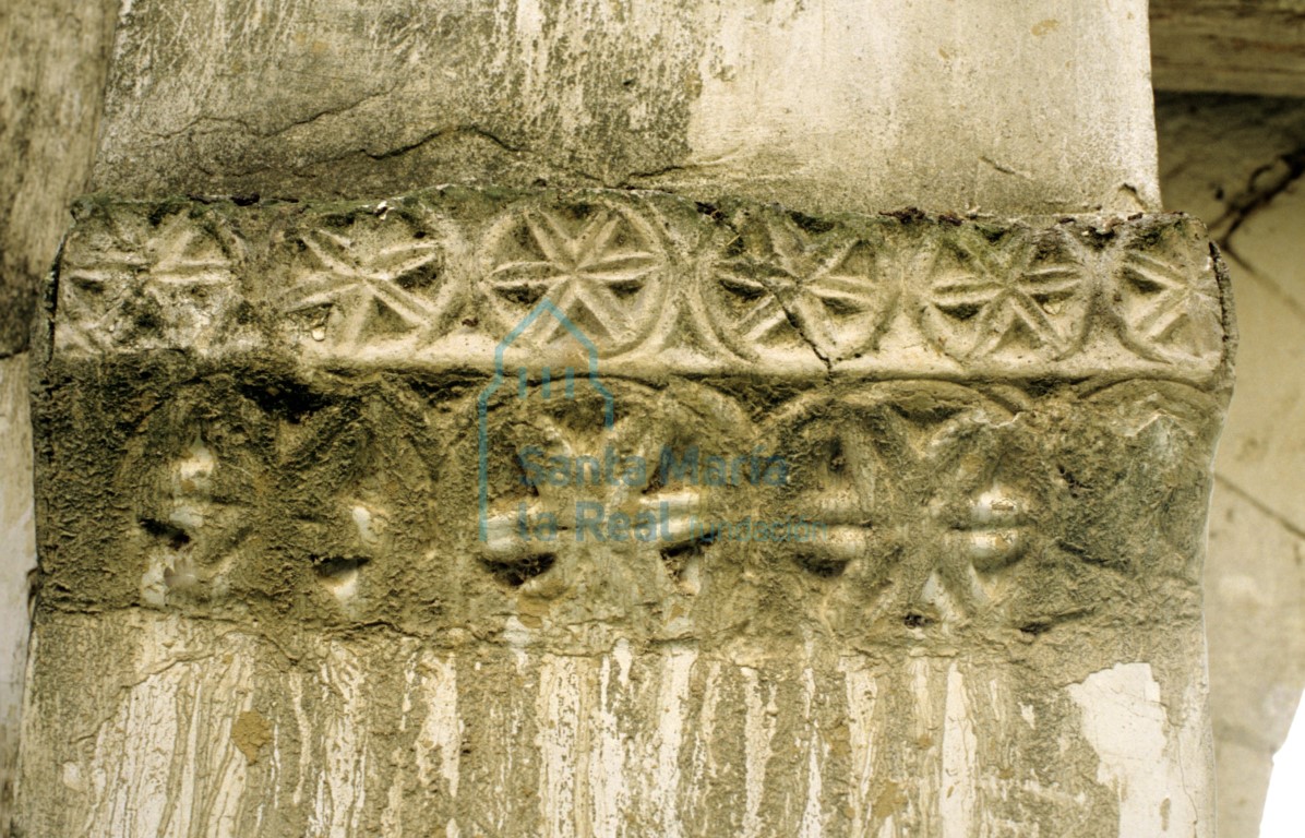 Imposta de perfil achaflanado ornada con series de circunferencias secantes conteniendo hojas hexapétalas en la parte interior de la portada meridional