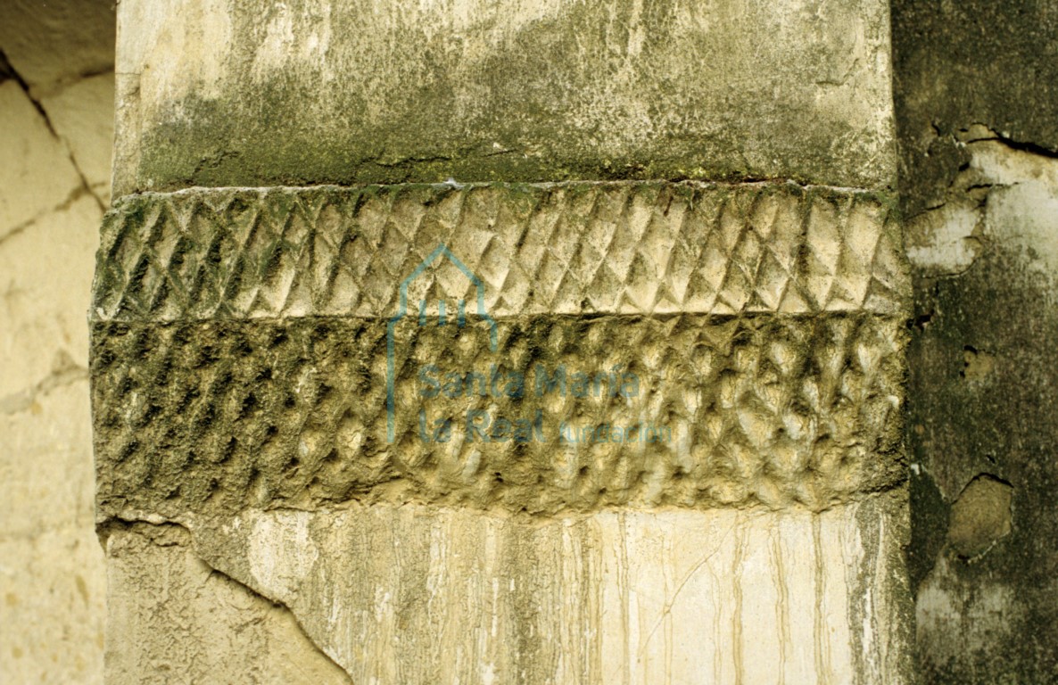 Imposta de perfil achaflanado ornada con una trama reticular de rombos en la parte interior de la portada meridional