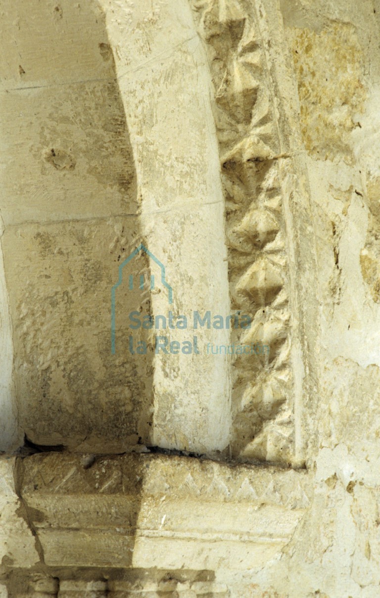 Detalle de la chambrana con cabezas de clavo de incisas facetas del lado derecho de la portada meridional