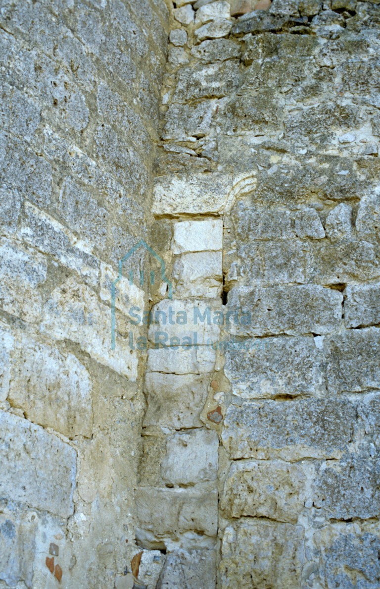 Detalle de la unión del semicírculo del ábside con la capilla del lado del evangelio, visto desde el exterior