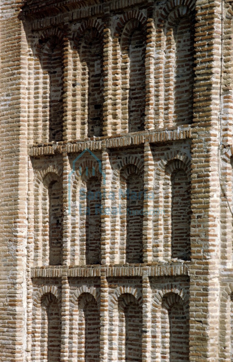 Arquerías ciegas del tramo recto del lado de la epístola del exterior del ábside