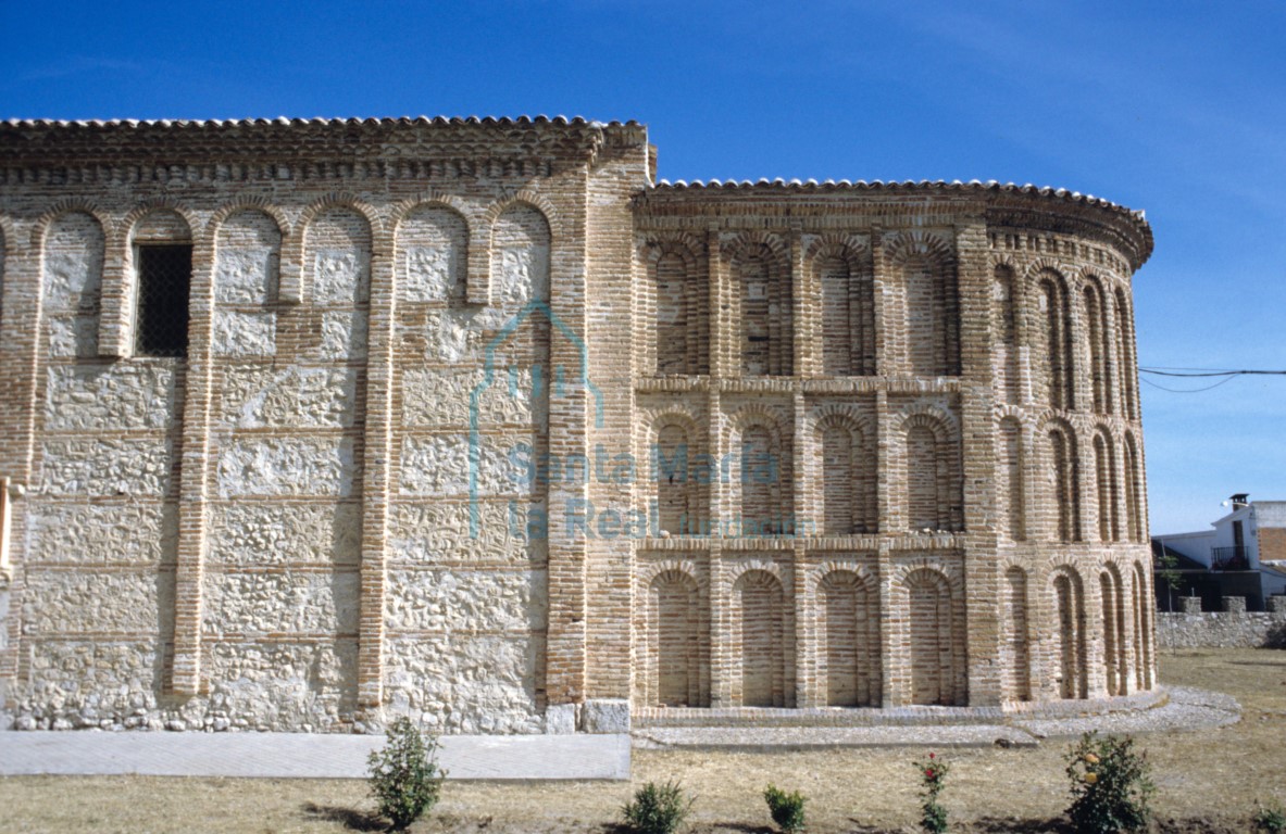 Fachada meridional y exterior del ábside