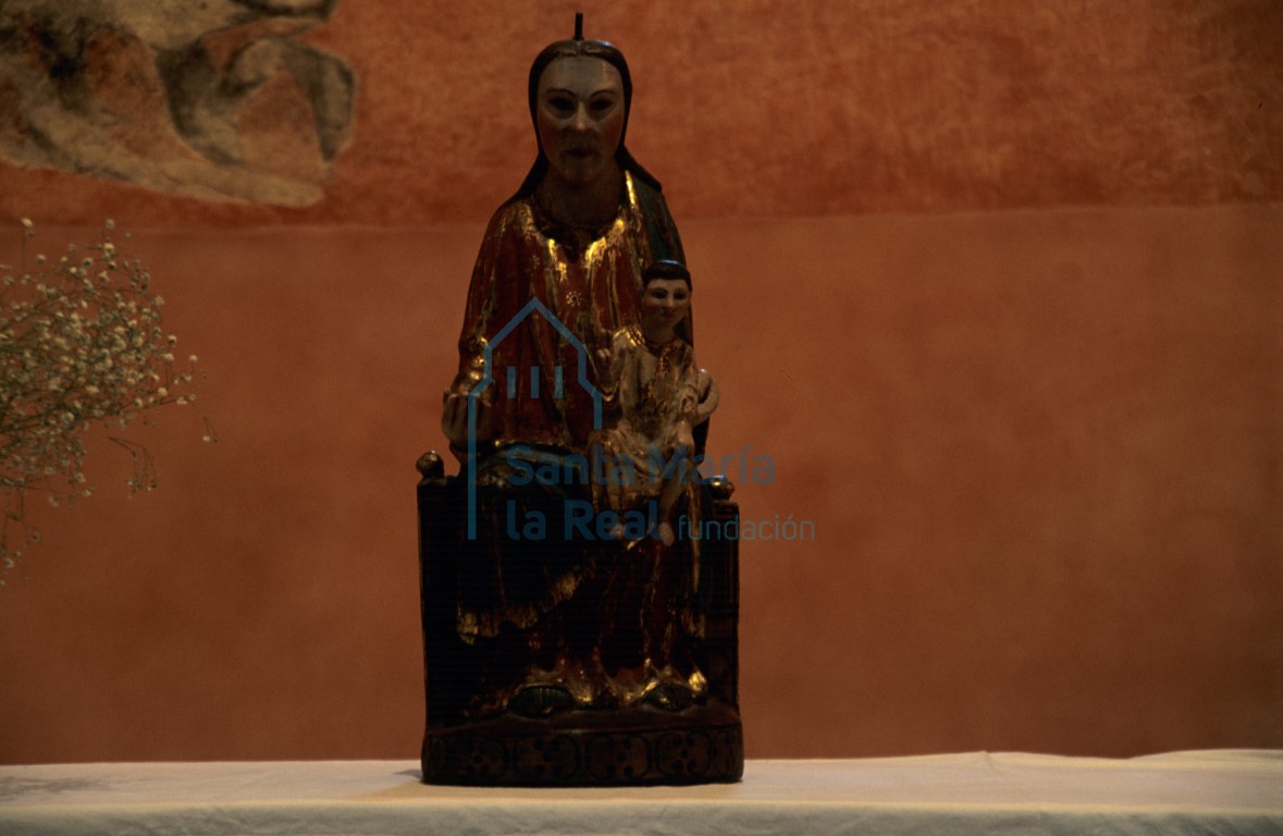 Talla policromada de la Virgen sedente con el Niño, conocida como Virgen de Torrecilla, en la capilla mayor