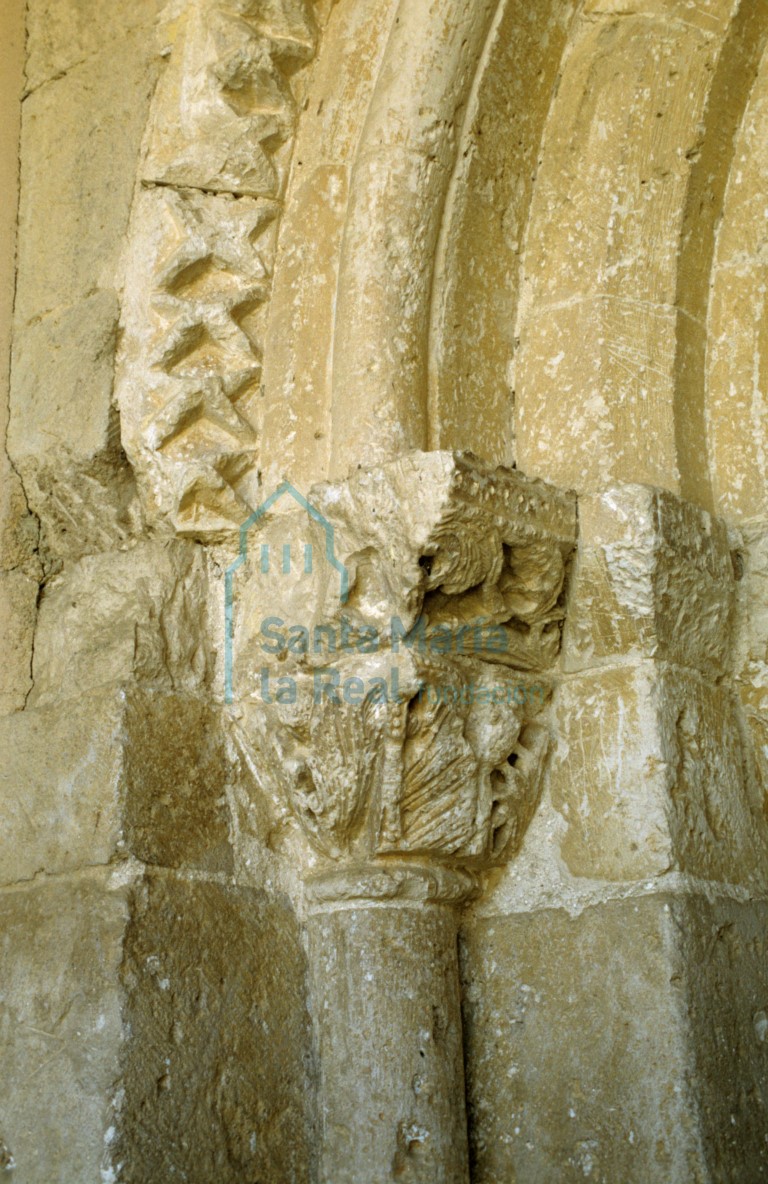 Capitel del lado izquierdo de la portada meridional