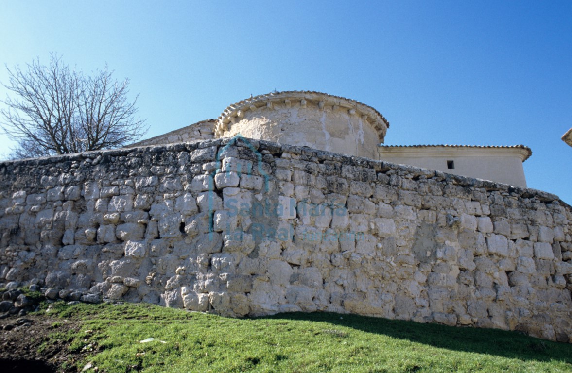 Vista de la cabecera con el muro del atrio en primer término