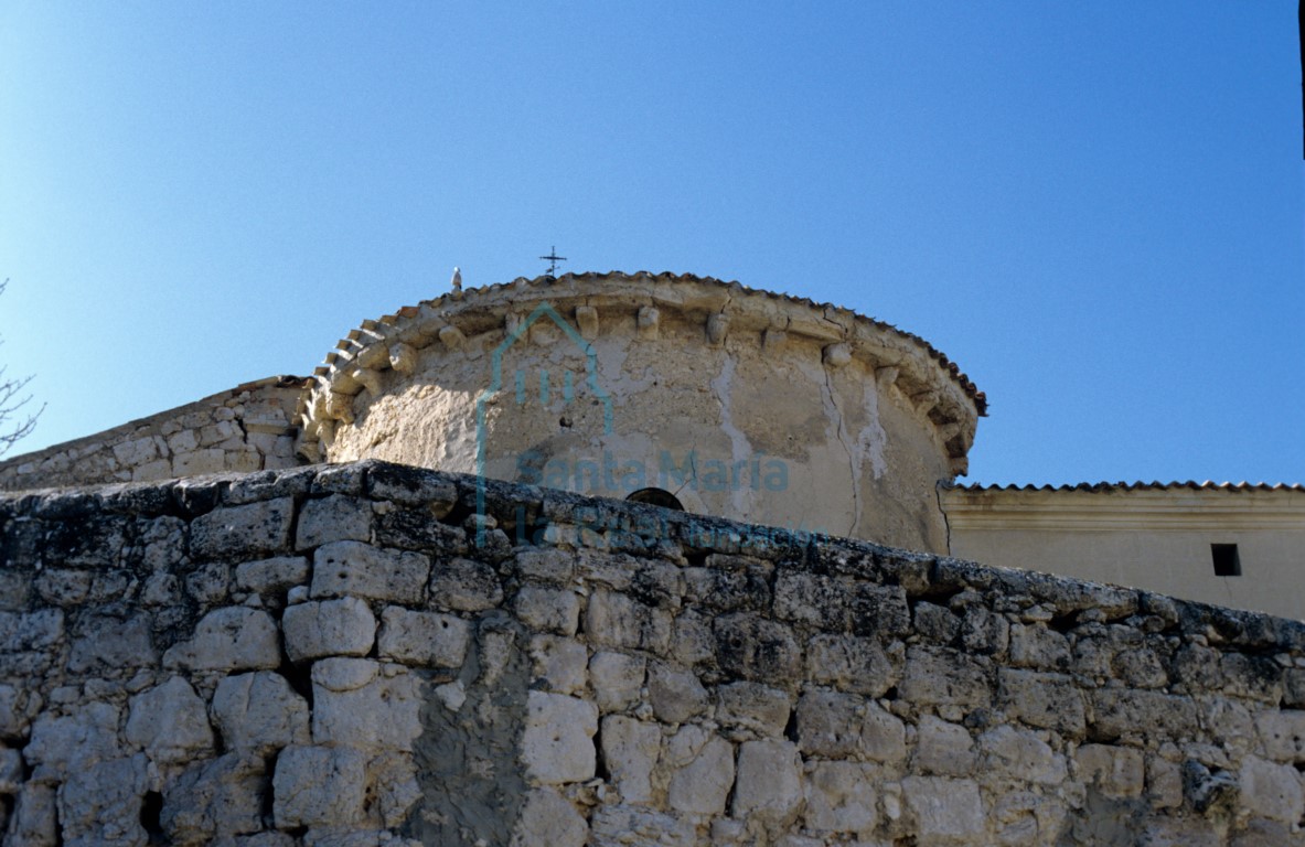 Vista de la cabecera con el muro del atrio en primer término