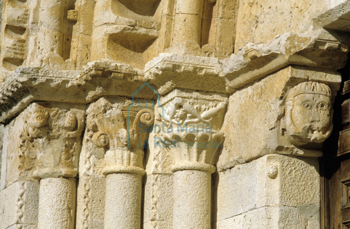 Capiteles y mocheta del lado izquierdo de la portada occidental
