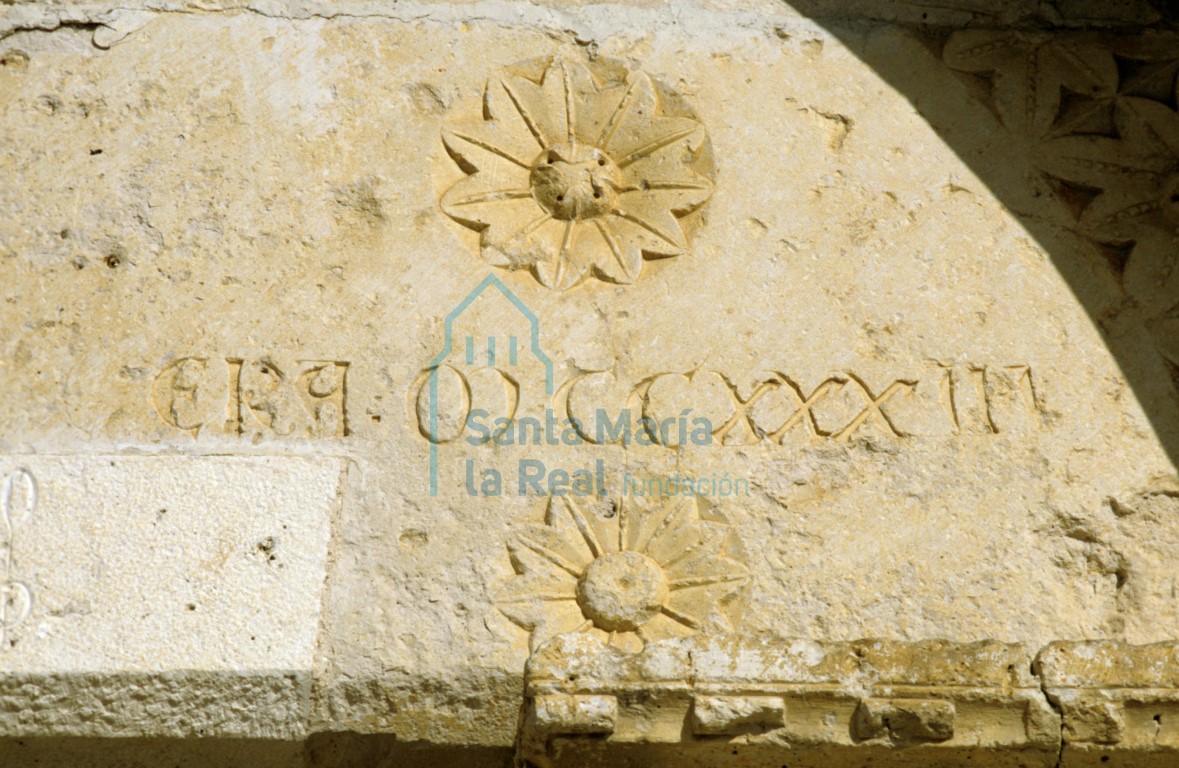 Rosetas e inscripción en el tímpano de la portada occidental. Lápida de consagración del obispo Pascual