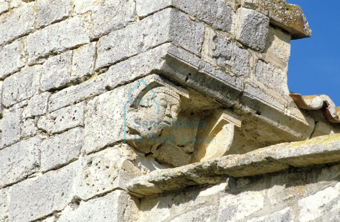 Ménsula con cara de hombre barbado en la cornisa del muro sur, en la parte del hastial