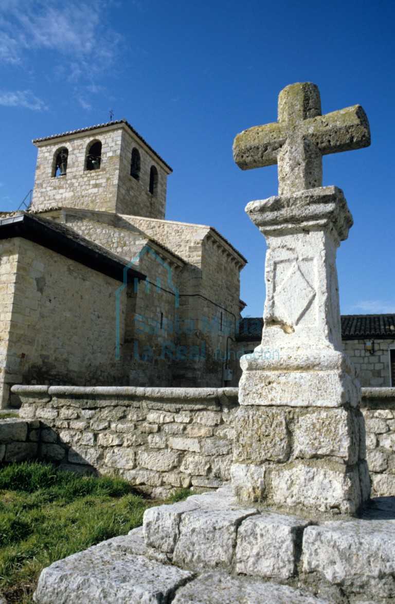 Vista del exterior de la cabecera y de la torre con la cruz del atrio