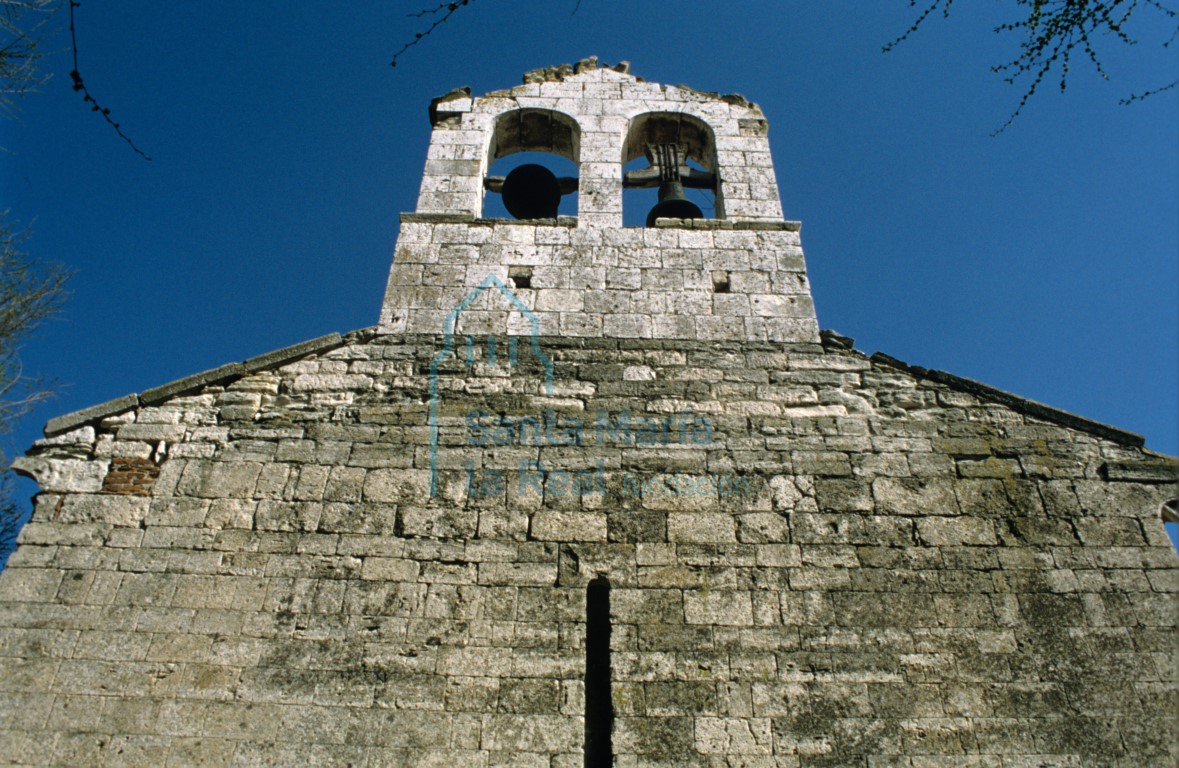 Muro hastial y espadaña