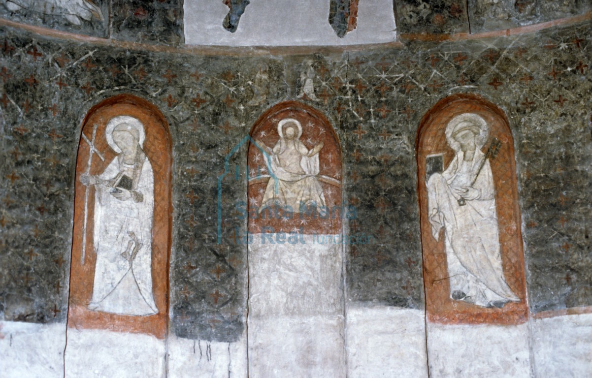 Detalle de las pinturas murales del interior del ábside: San Pablo y San Pedro flanqueando la figura de Cristo Resucitado