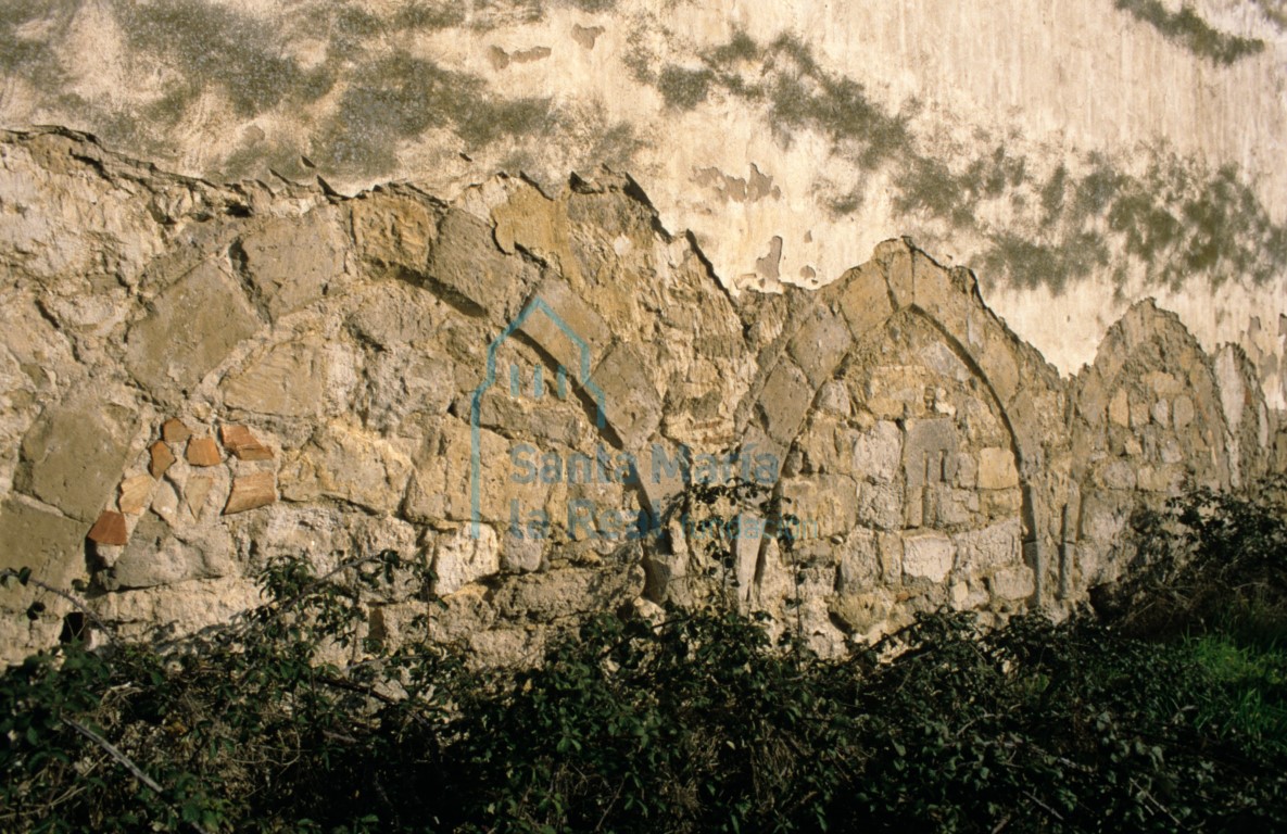Arcos ciegos en el muro sur de la nave de la epístola