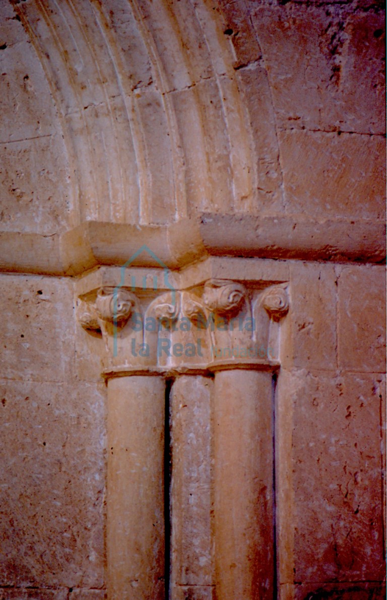 Capiteles del lado derecho de la puerta de acceso a la capilla adosada al lado norte del crucero: motivos vegetales