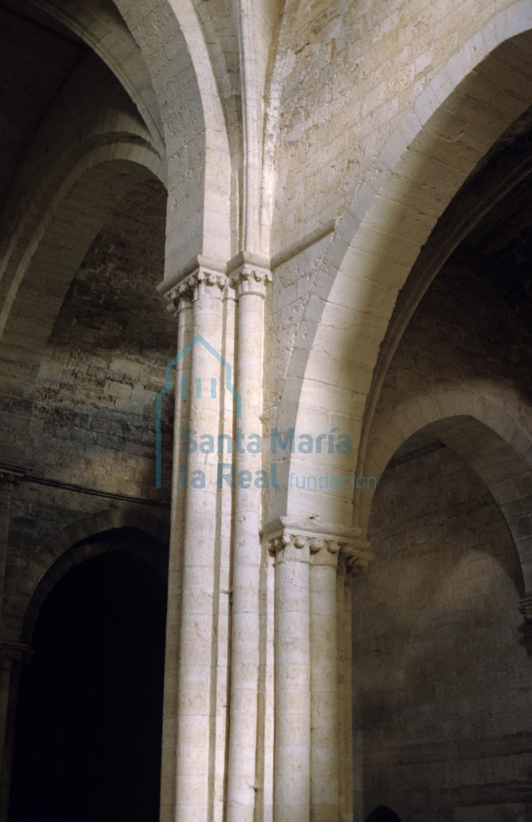 Pilar de la nave con columnas adosadas