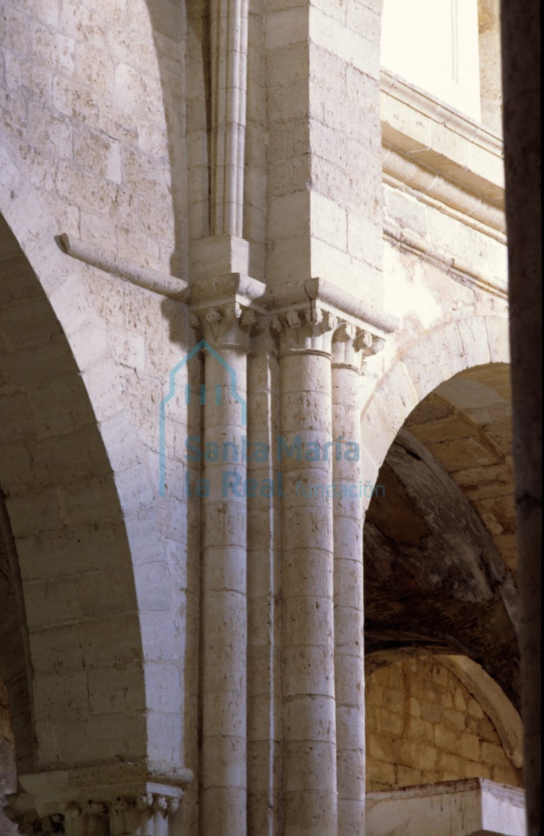 Pilar de la nave con columnas adosadas