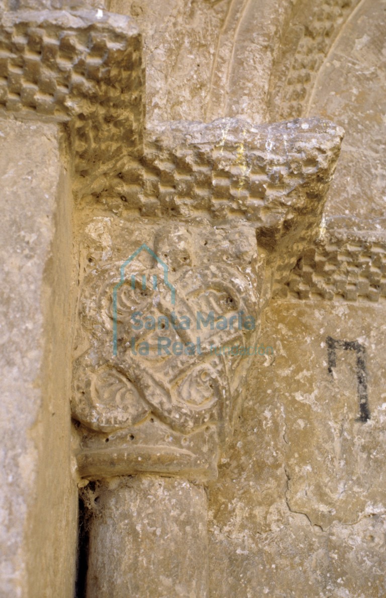 Capitel del lado izquierdo de la portada meridional. Decoración de entrelazo con perlas