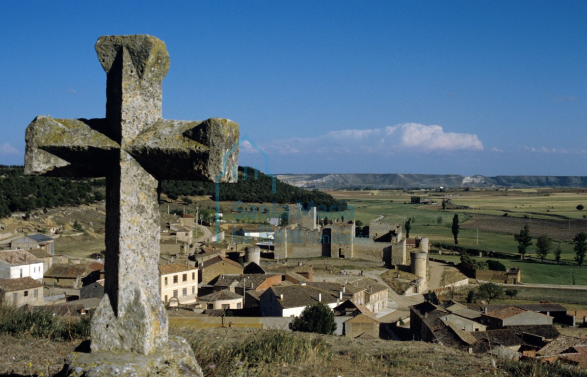Vista general del pueblo y del castillo desde la ermita de Santa María del Castillo