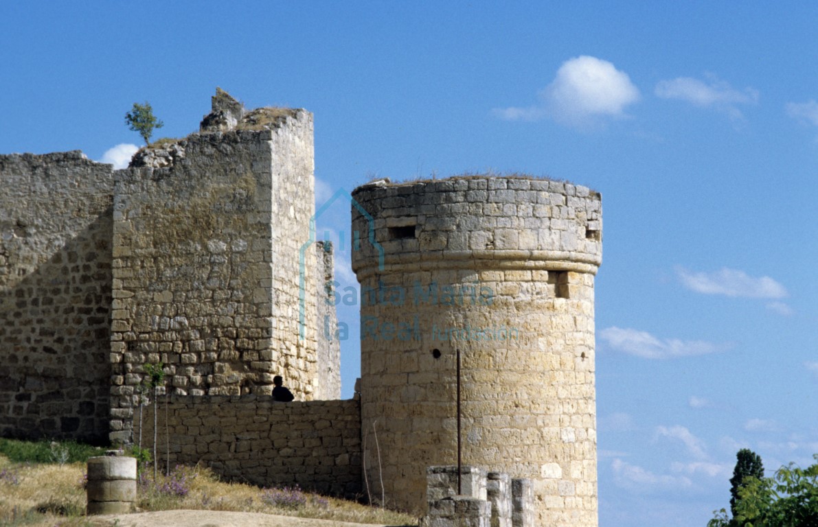 Cubo y muros del castillo