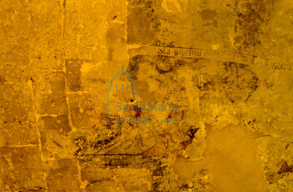 Restos de pinturas murales góticas en la bóveda del ábside de la capilla ubicada a los pies de la nave del evangelio, hoy baptisterio