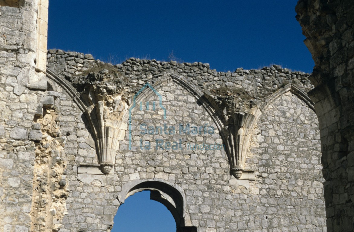 Detalle de los arranques de los nervios de la bóveda de la nave de la iglesia