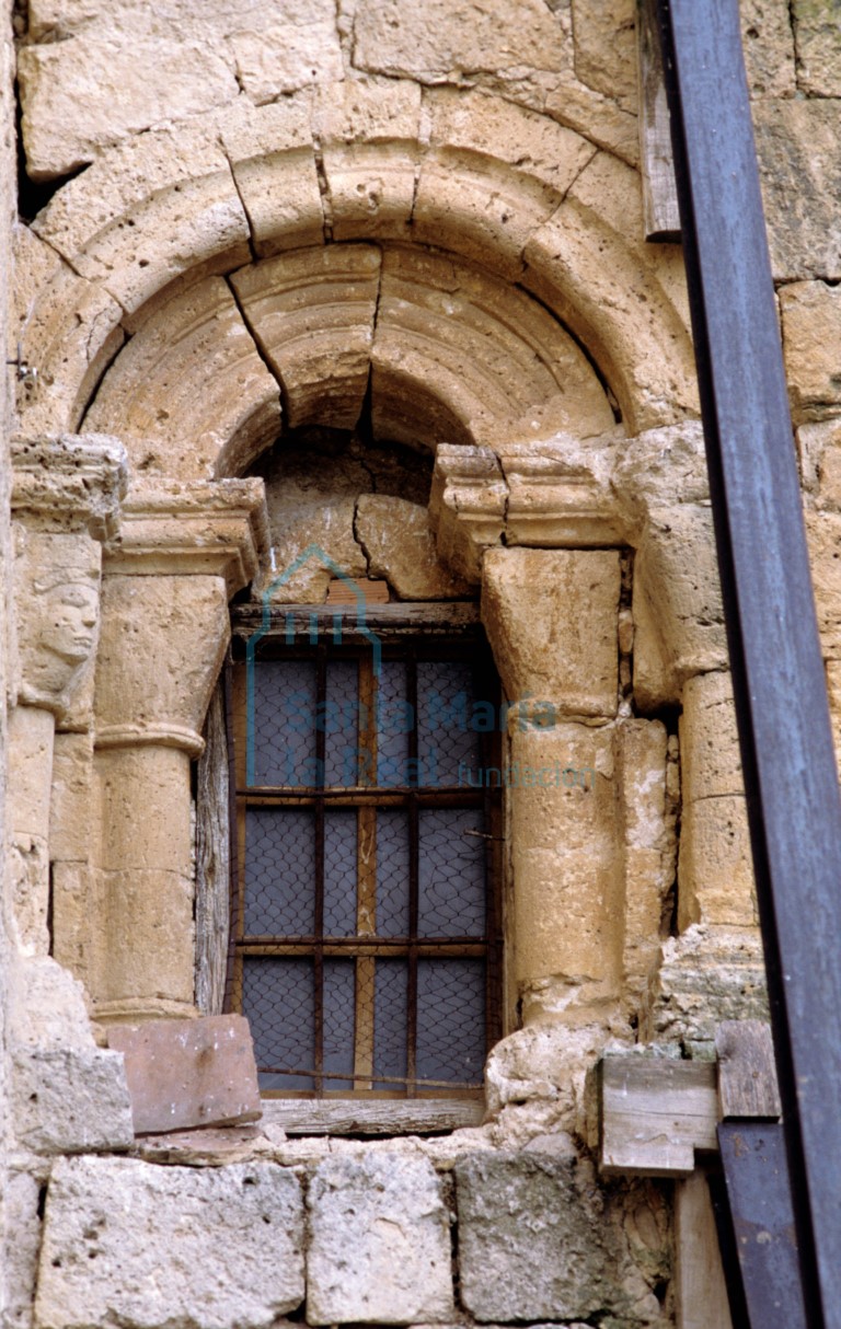Ventana del muro sur de la cabecera