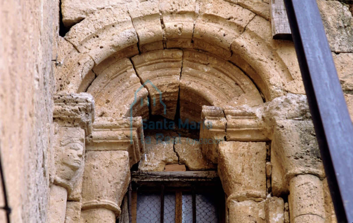 Detalle de la ventana del muro sur de la cabecera