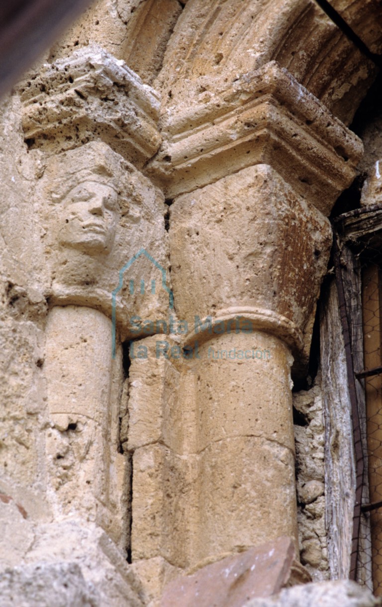 Capiteles del lado izquierdo de la ventana del muro sur de la cabecera: uno lleva tallado las facciones de un rostro humano Capiteles del lado izquierdo de la ventana del muro sur de la cabecera: uno lleva tallado las facciones de un rostro humano