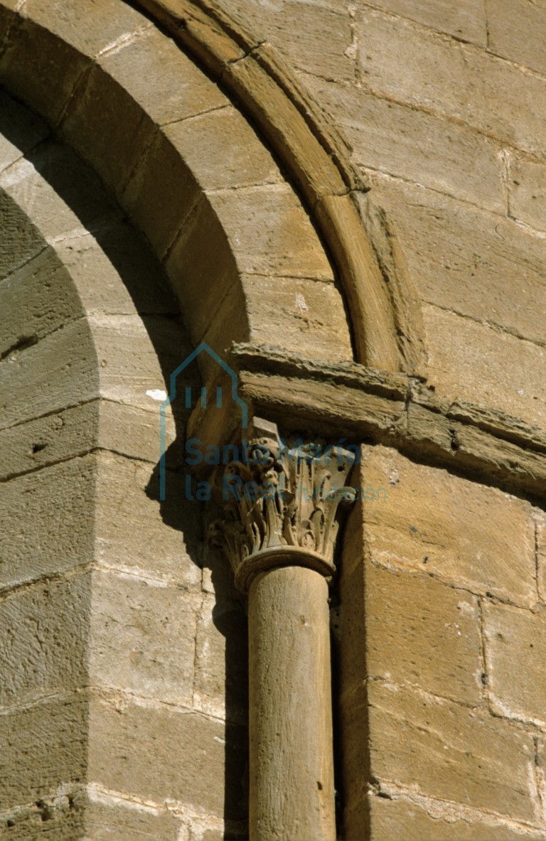 Capitel con motivos vegetales del lado derecho de la ventana del paño sur del ábside central