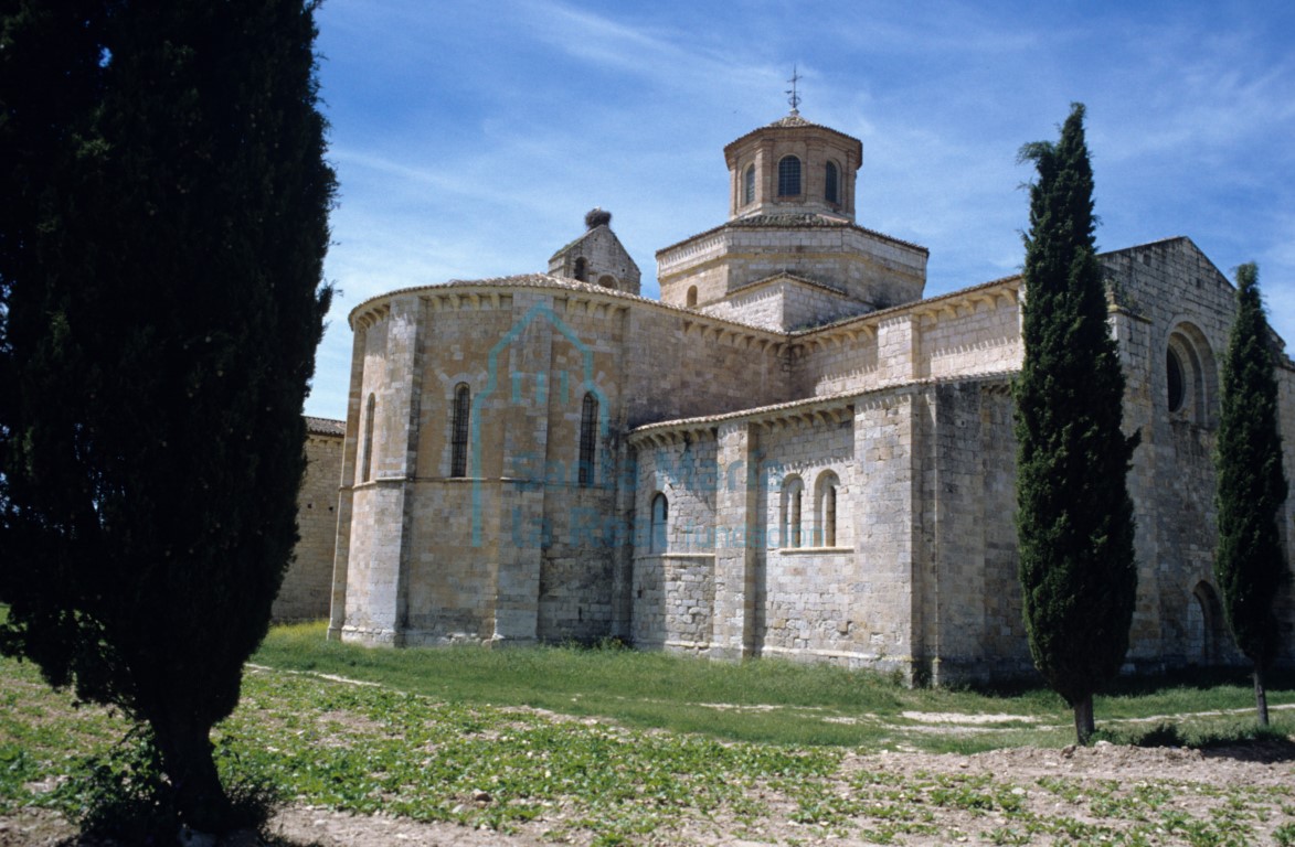 Vista general del exterior de la cabecera de la iglesia
