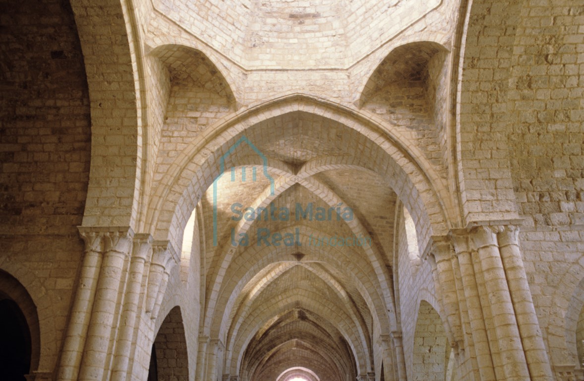 Vista del interior del crucero y bóvedas de crucería de la nave central de la iglesia